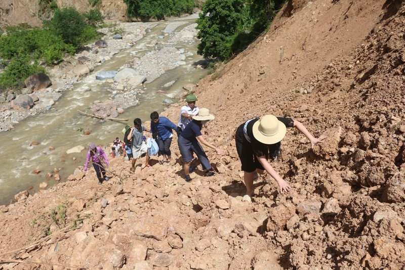 Đường 35km bị lũ xóa sổ, giáo viên biên giới vượt 100km để tới trường
