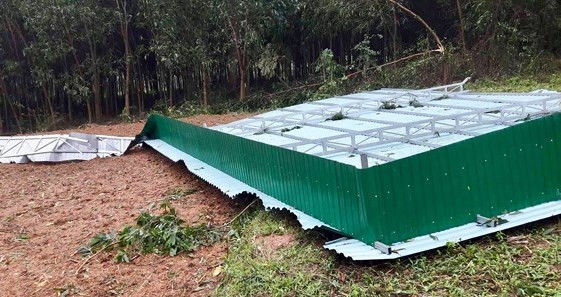 Mái nhà bị hất tung do lốc