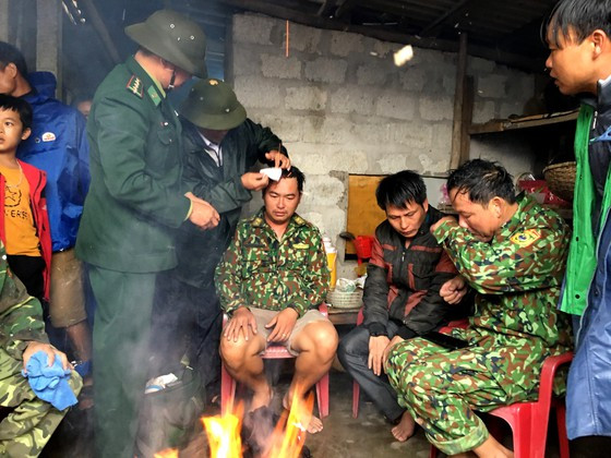 Tàu chở gần 3.000 tấn vôi gặp nạn, 8 thuyền viên may mắn được cứu