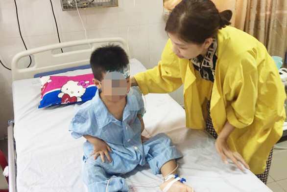 Ở nhà một mình, bé trai 5 tuổi trượt chân rơi xuống giếng sâu 8m