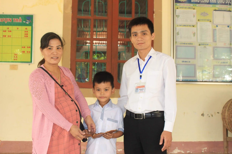 Học sinh lớp 3 nhặt được tiền và vàng đem trả lại người đánh rơi
