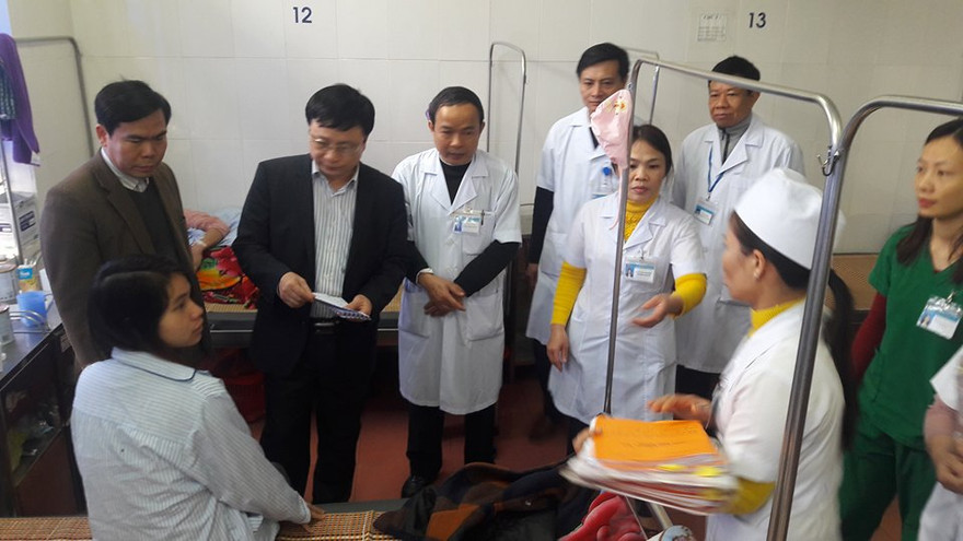 Quỹ Tầm Vóc Việt tặng quà người dân quê Bác