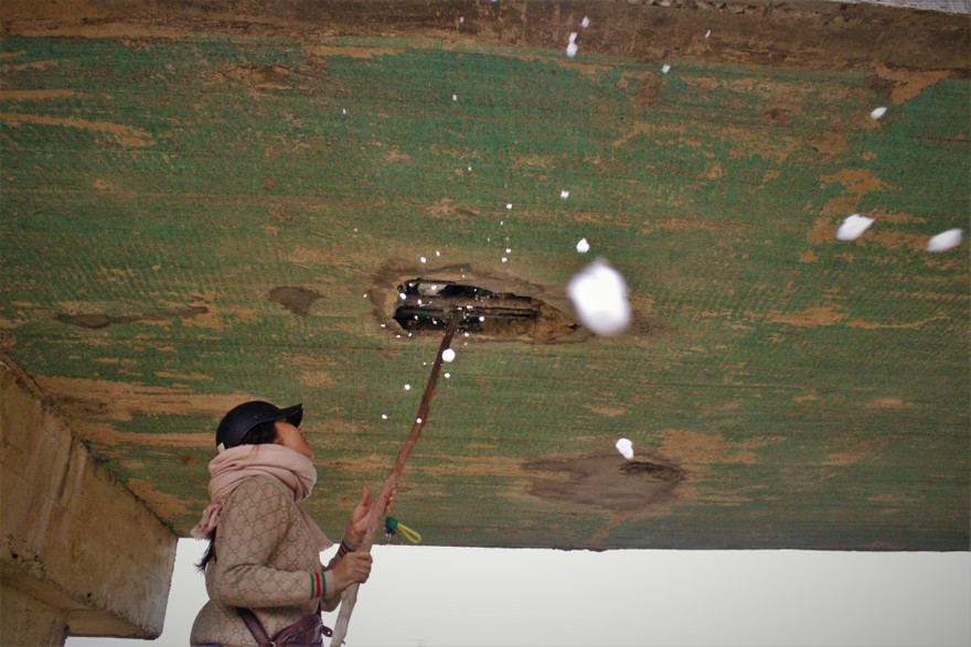 Cận cảnh cầu tiền tỷ bong tróc để lộ xốp, thép hoen gỉ ra ngoài