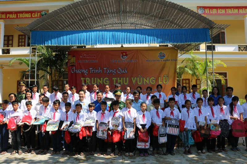 Tỉnh đoàn Nghệ An và báo Tiền Phong trao quà hỗ trợ học sinh Chôm Lôm