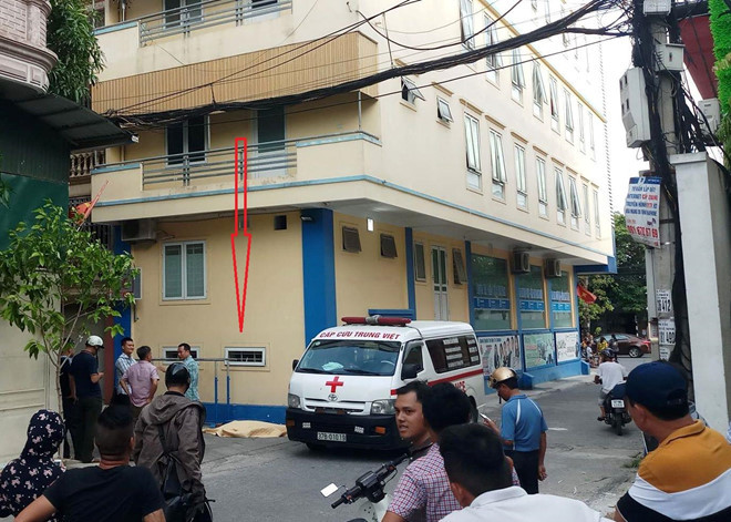 Một giáo viên nước ngoài rơi từ tầng 4 xuống đất tử vong
