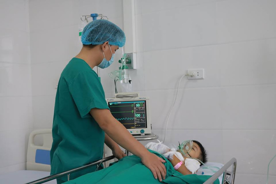 Bé T. đang được chăm sóc, điều trị tại bệnh viện