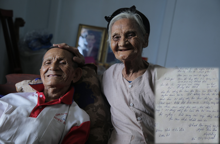 Chuyện về cặp vợ chồng 90 tuổi bất ngờ viết đơn xin thoát nghèo