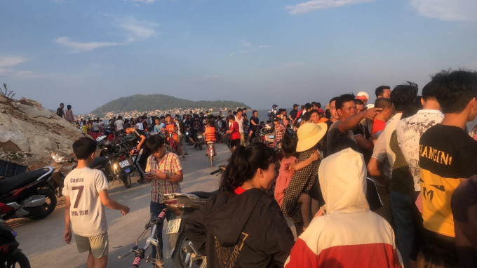 Nam sinh lớp 8 bị sóng cuốn mất tích khi tắm biển ở Nghệ An