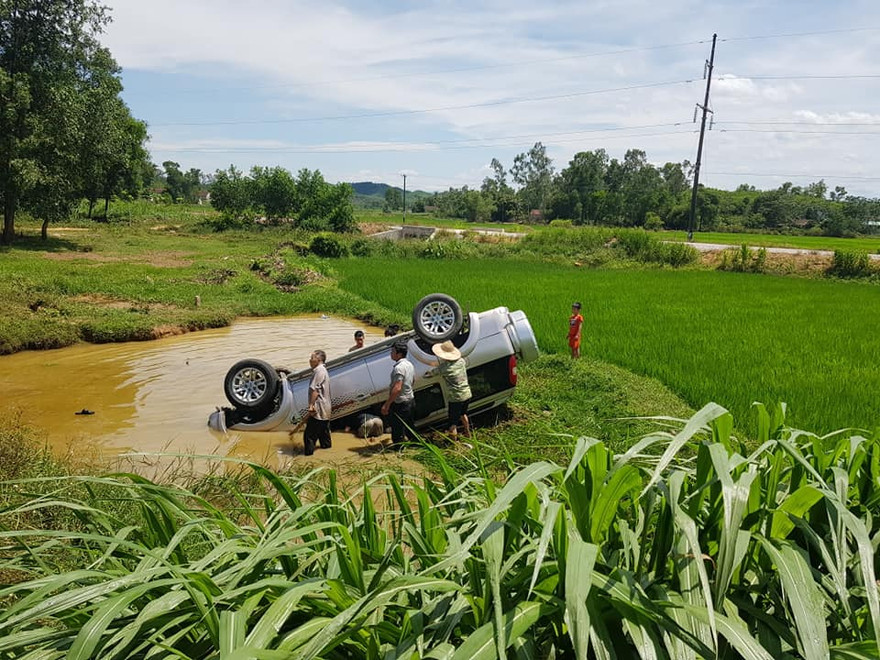 Xe 7 chỗ lao xuống hố sâu khiến 6 người thương vong