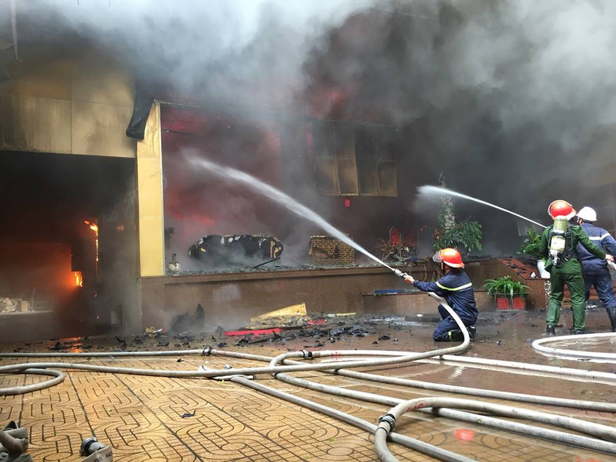 Khói bốc cao hàng chục mét, lửa bùng lên dữ dội