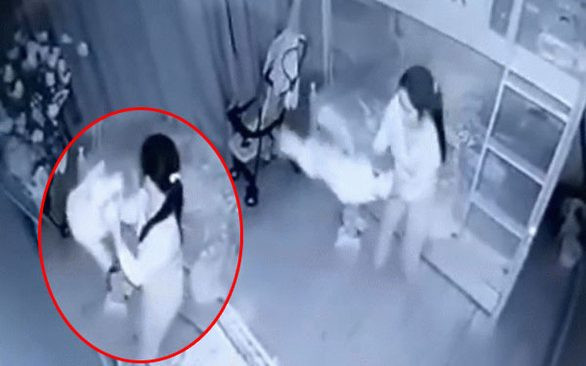 Nữ giúp việc hành hại con gái gia chủ bị camera ghi hình lại
