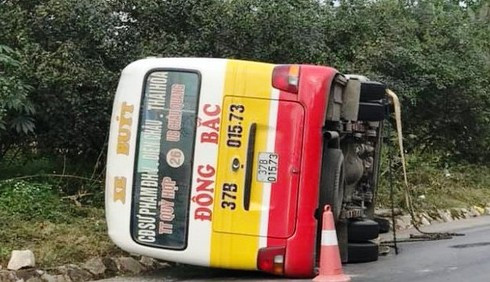 Xe buýt lật giữa đường, hành khách hoảng loạn đập kính thoát thân