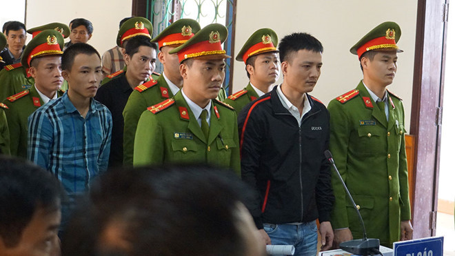 Hoãn phiên tòa xử 4 đối tượng vận chuyển ma túy ôm súng cố thủ trong xe