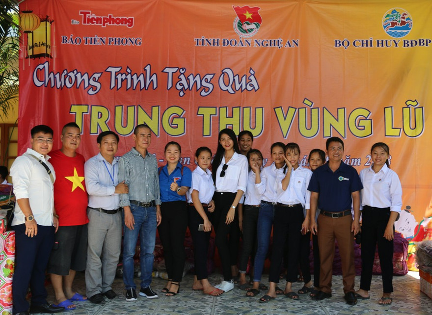 Người đẹp tài năng Đinh Phương Mỹ Duyên đồng hành với học sinh vùng lũ