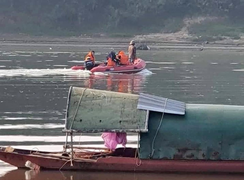 Lực lượng chức năng tìm kiếm tung tích anh N. Ảnh Trí Tặng.