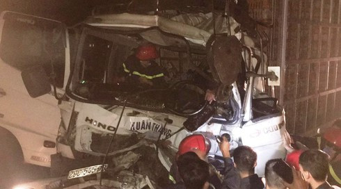 Hàng chục người phá cửa cứu tài xế mắc kẹt trong cabin sau tai nạn
