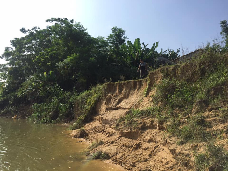 Sông lấn làng, trăm hộ dân sống thấp thỏm bên miệng ‘hà bá’