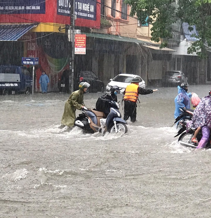 Thanh niên tình nguyện dầm mưa cứu trợ người dân tại rốn lũ chợ Vinh