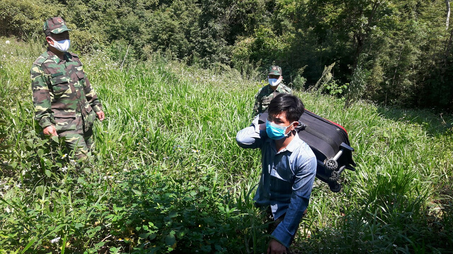 Cách ly 9X mang súng đạn vượt biên trái phép