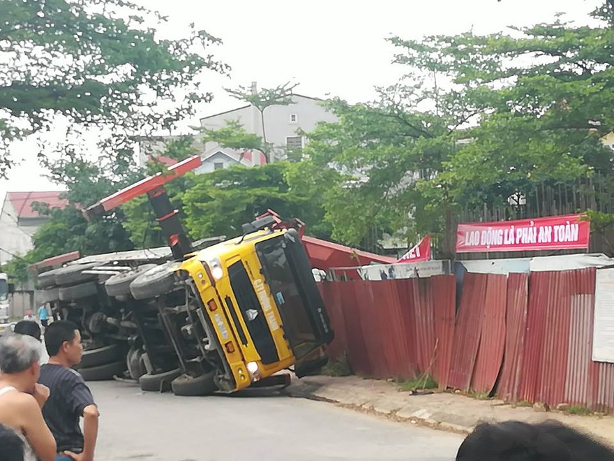 Hoảng hồn xe cẩu lật nghiêng, cần đổ sập xuống công trình