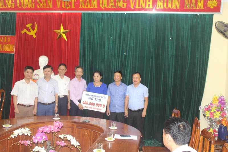 Thủy điện Bản Vẽ hỗ trợ người dân vùng rốn lũ 600 triệu đồng