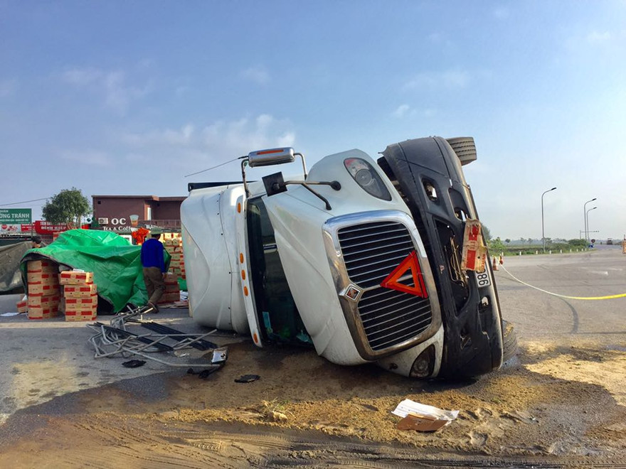 Xe container lật nhào khi ôm cua vòng xuyến