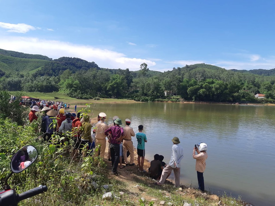 Buổi sáng dã ngoại định mệnh của 5 học sinh đuối nước