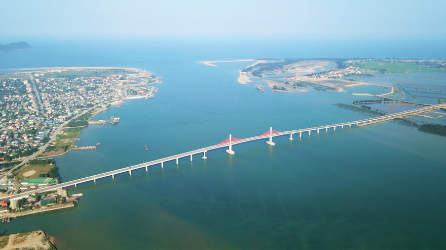 Nhìn từ trên cao cây cầu 950 tỷ đồng nối Nghệ An và Hà Tĩnh