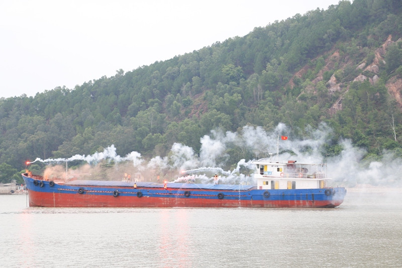 Hàng trăm người diễn tập cứu hộ tàu bị nạn tránh bão ở Nghệ An