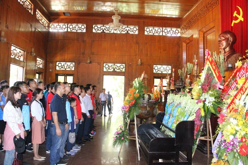 Hơn 300 nhà báo dâng hoa, dâng hương tại khu di tích Kim Liên