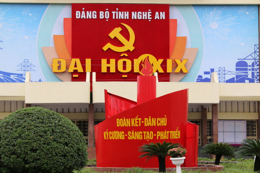 Nghệ An rực rỡ cờ hoa chào mừng Đại hội Đảng bộ tỉnh