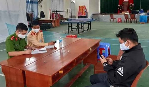 Người đàn ông "tiếp tế" rượu. Ảnh: Nhật Tuấn.