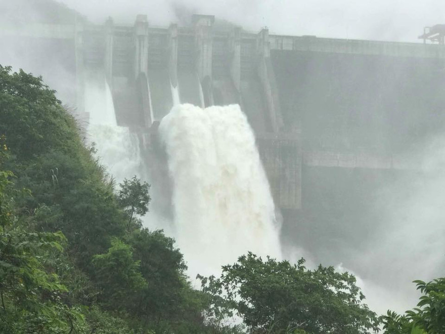 Nhà máy thủy điện lớn nhất Bắc Trung Bộ xả lũ