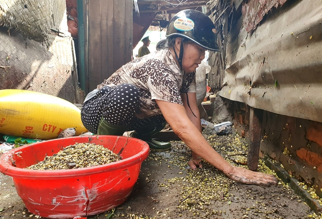 Tiểu thương chợ Vinh ngấn lệ nhìn hàng hóa bị lũ nhấn chìm