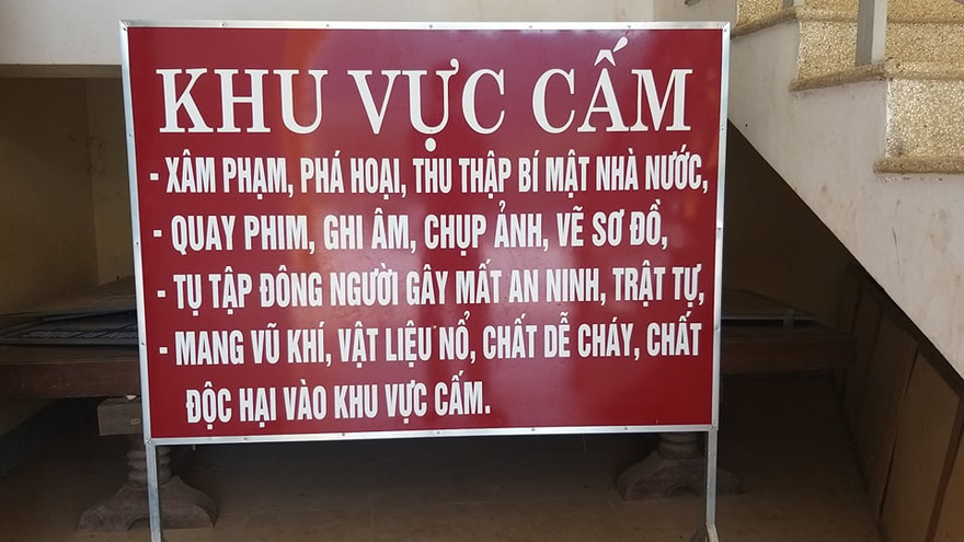 Hàng loạt trụ sở UBND ở Nghệ An dựng biển cấm quay phim, chụp ảnh