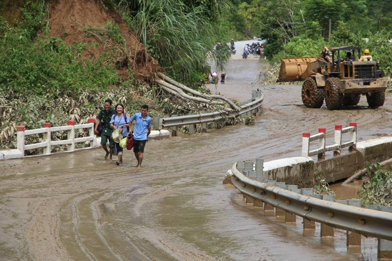Người dân hối hả về nhà sau hai ngày quốc lộ 7 bị cấm đường