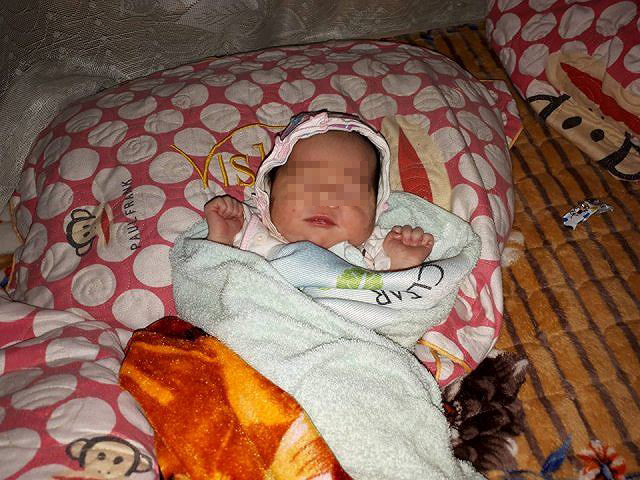 Phát hiện bé gái sơ sinh bị bỏ rơi bên vệ đường vào tinh mơ 