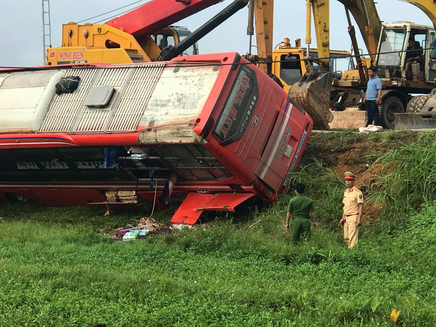 Xe khách lật bên lề đường lúc rạng sáng, 1 người chết, 20 người bị thương 