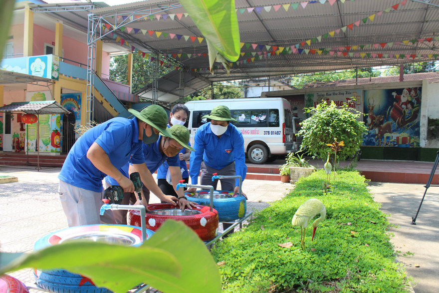 Bồn nước rửa tay được tái chế từ lốp xe cũ