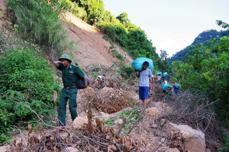 Lội suối, vượt đèo mang trung thu đến trẻ em miền biên viễn