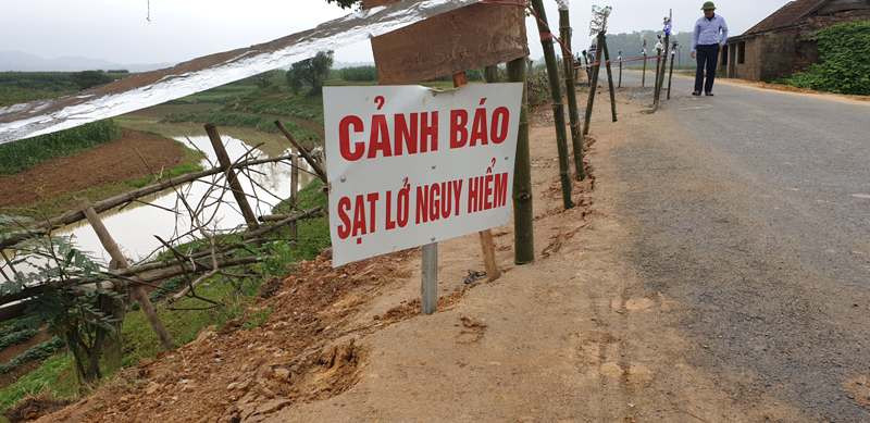 Sạt lở đường nghiêm trọng, hàng vạn dân nguy cơ bị chia cắt giao thông