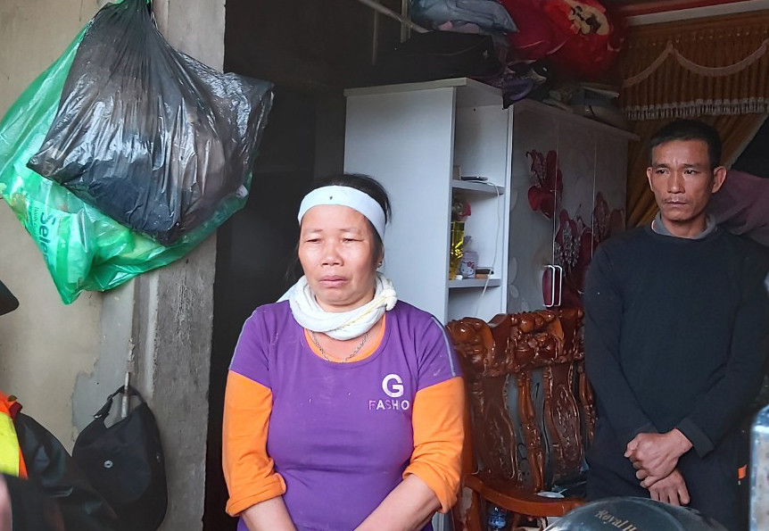 Vợ đau đớn nhìn quan tài chồng trong căn nhà ngập nước