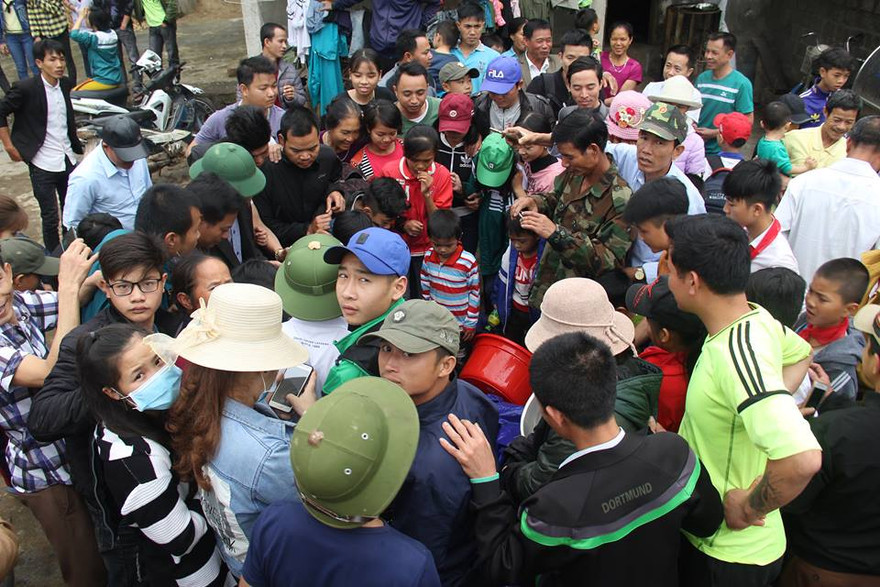 Bắt 'cá thần' tại kênh cầu Lim