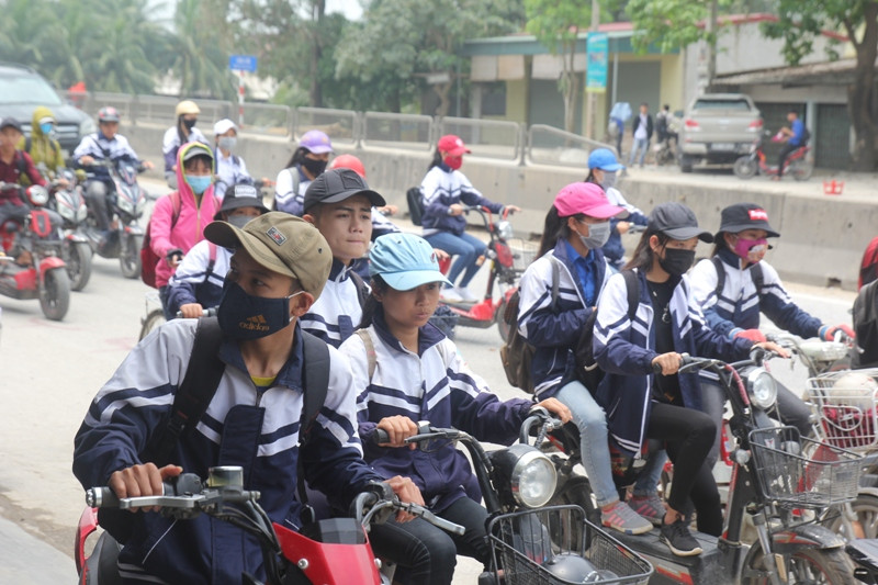 Thót tim cảnh học sinh hồn nhiên 'phi' xe máy, dàn hàng trên quốc lộ