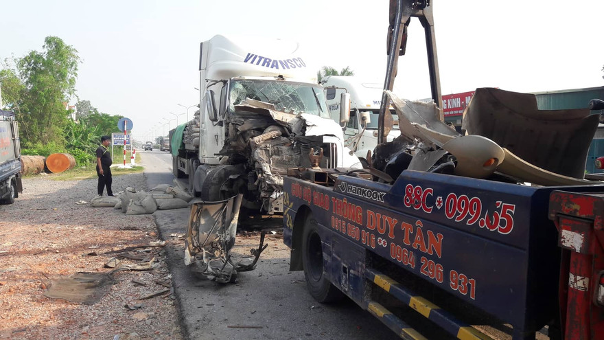Xe đầu kéo bẹp dúm sau cú đâm mạnh vào đuôi xe tải trên quốc lộ 1A