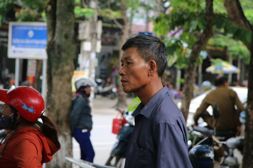 Thí sinh làm bài lo một, phụ huynh chờ đợi lo mười