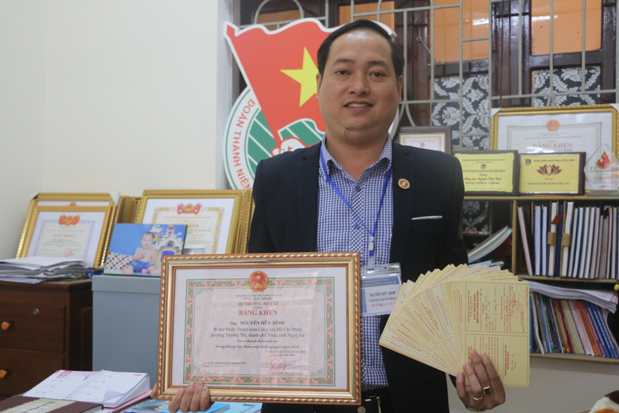 Trong 10 năm, anh Bình có 30 lần hiến máu tình nguyện cứu người.