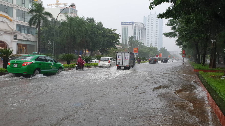 Mưa lớn tại Nghệ An, đường phố biến thành sông