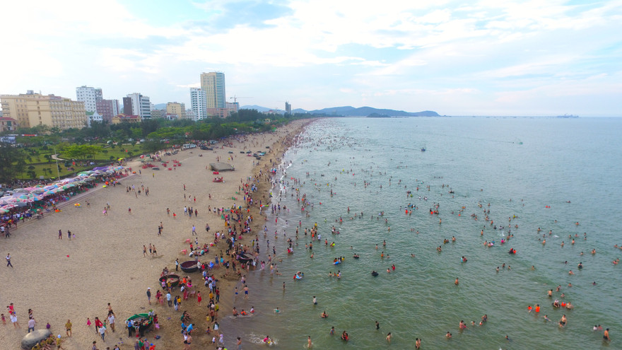 Biển Cửa Lò chật kín người ngày nghỉ lễ