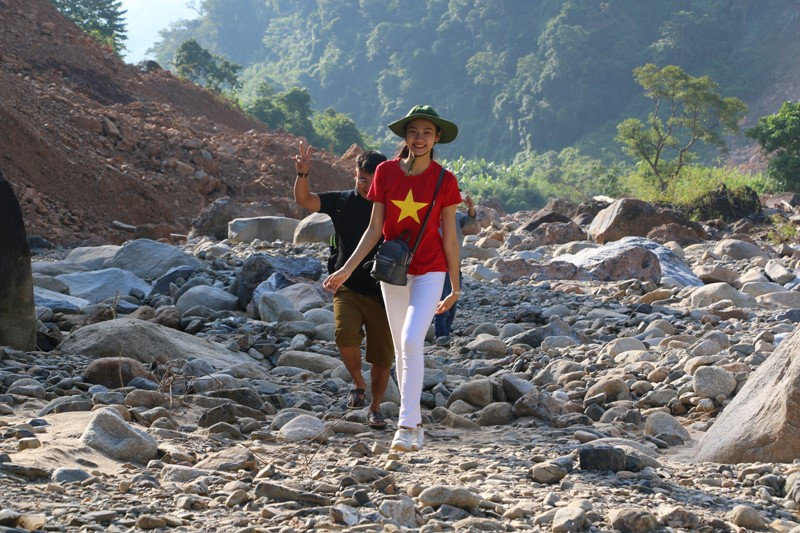 Người đẹp tài năng HHVN 2018 lội suối mang trung thu đến trẻ vùng biên